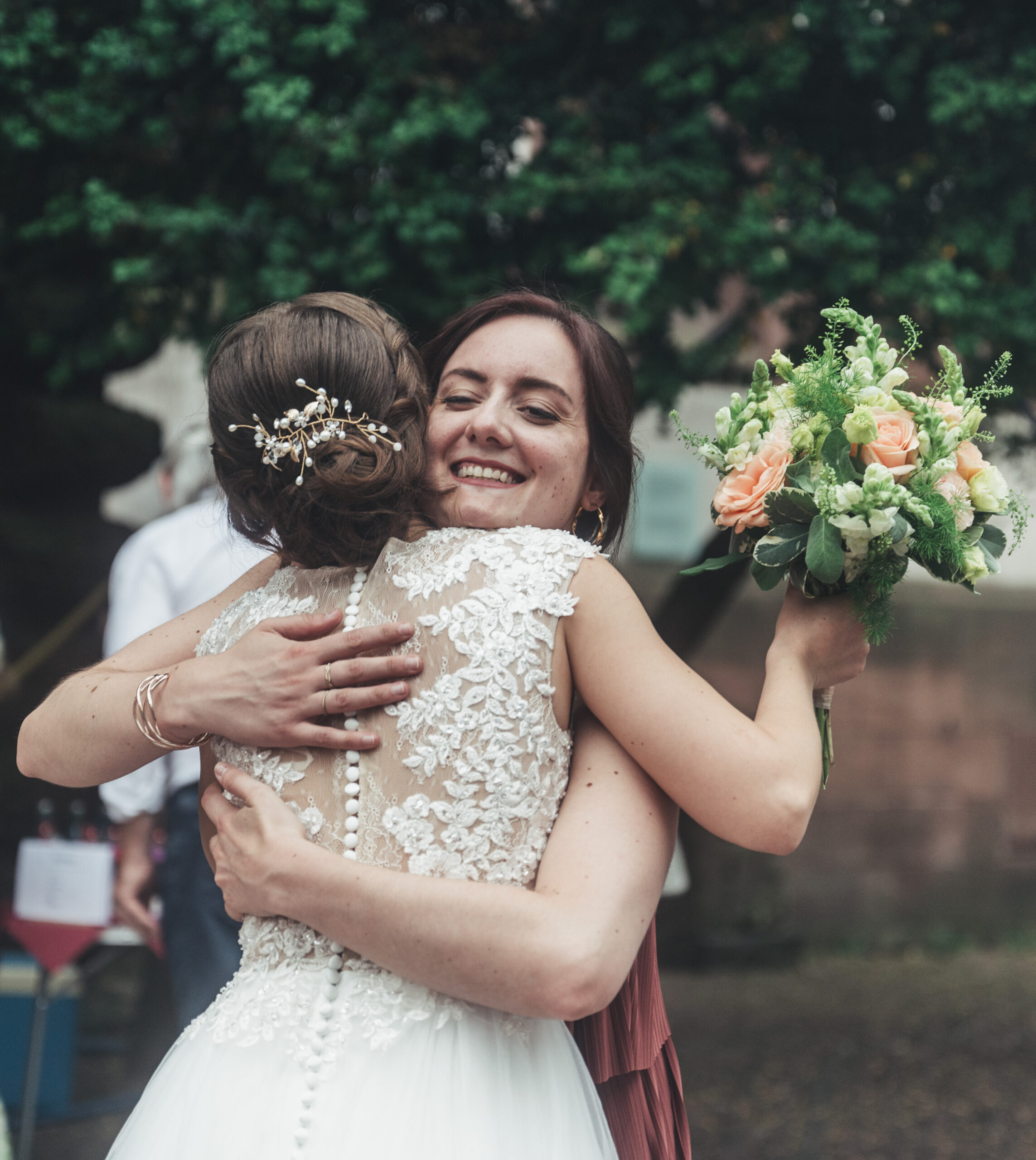 Hochzeitsplanung in Mannheim, Heidelberg, Ludwigshafen und Rhein-Neckar-Kreis. Braut umarmt Hochzeitsplanerin vor Location