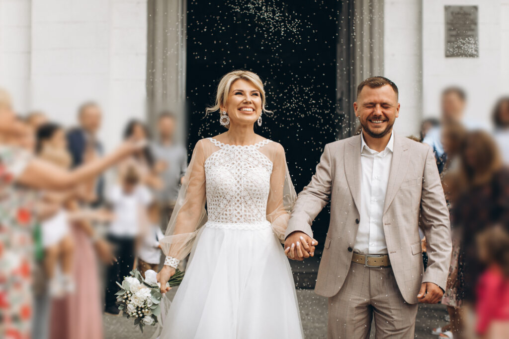 Hochzeitspaar beim Auszug vor der Hochzeitslocation